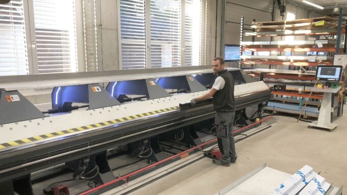 Benjamin Hutterli (Produktionsleiter Spenglerei Schnyder AG) bei der Arbeit